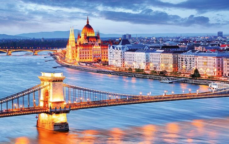 Budapest with chain bridge and parliament, Hungary - © TTstudio - Fotolia