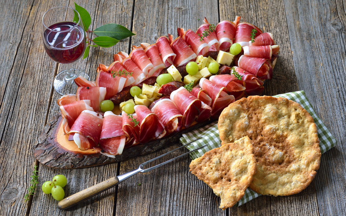 Törggelen in Südtirol: Speck, Kaminwurzen und Bergkäse - © kab-vision - stock.adobe.com