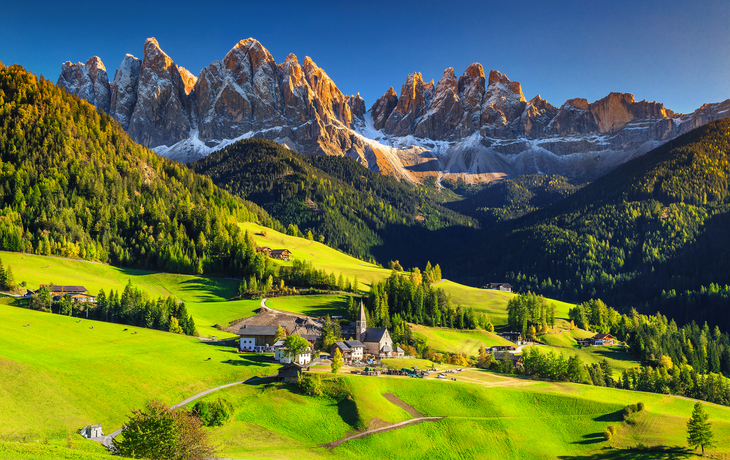 © janoka82 - stock.adobe.com - Frühlingslandschaft mit dem Dorf St. Magdalena in den Dolomiten