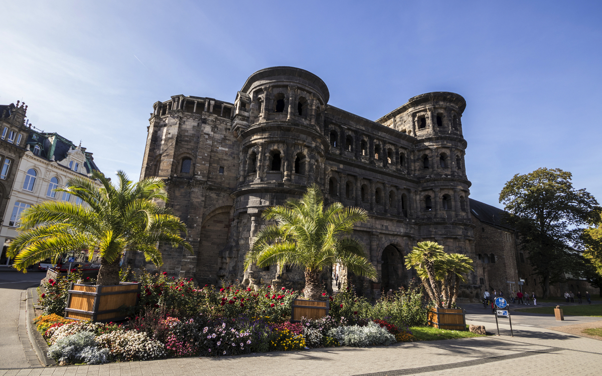 Porta Nigra: das schwarze Stadttor von Trier - © J. Ossorio Castillo - stock.adobe.com