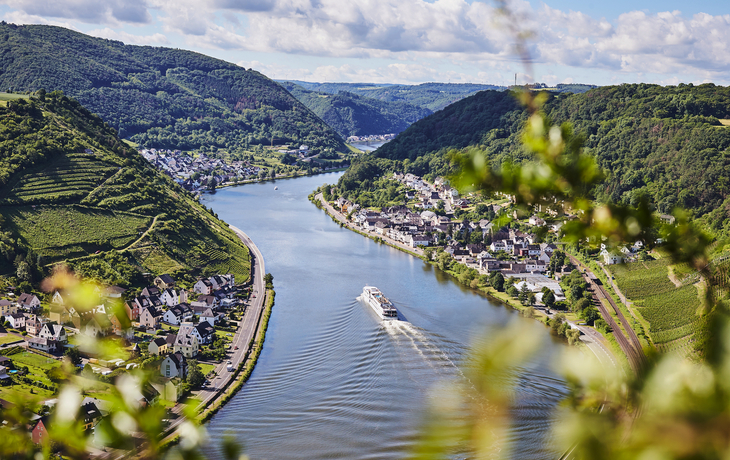 Aussichtspunkt am Ausoniusstein mit Blick auf das Moseltal - © Marco Rothbrust / Tourist-Information Sonnige Untermosel