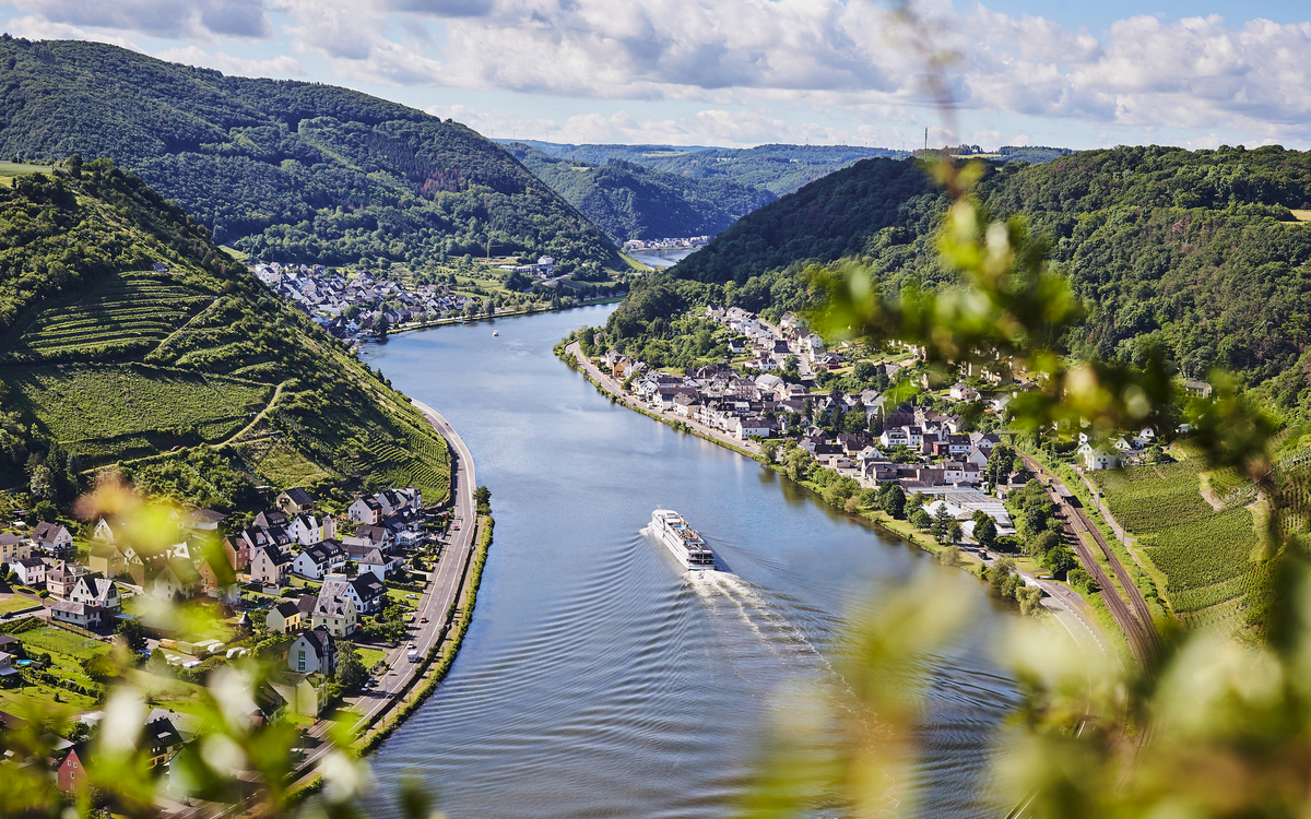 Aussichtspunkt am Ausoniusstein mit Blick auf das Moseltal - © Marco Rothbrust / Tourist-Information Sonnige Untermosel