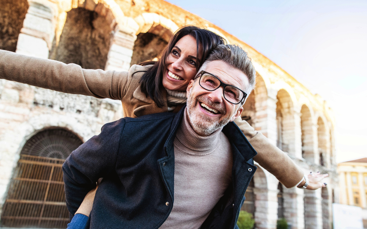 Paar vor der Arena di Verona - © Davide Angelini - stock.adobe.com