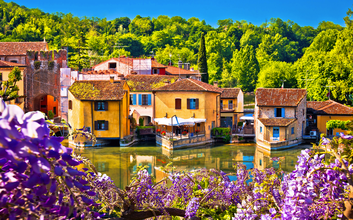 Blick auf den Fluss Mincio und das idyllische Dorf Borghetto - © xbrchx - stock.adobe.com