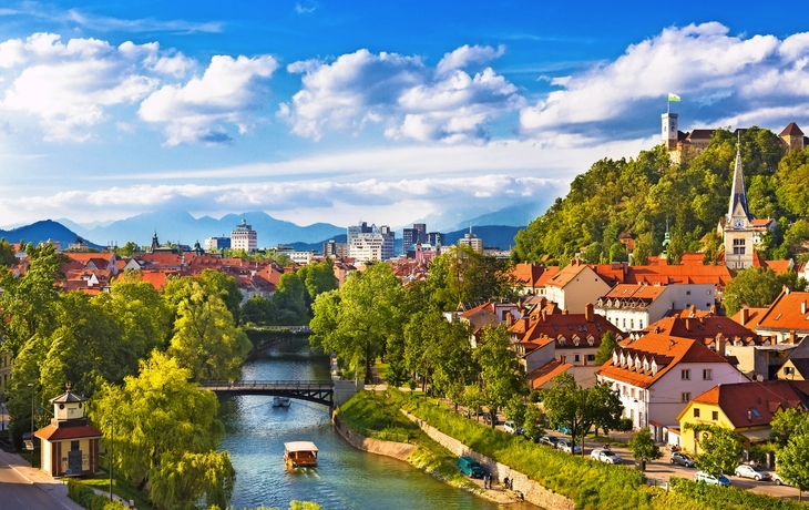 © kasto - stock.adobe.com - Panorama von Ljubljana