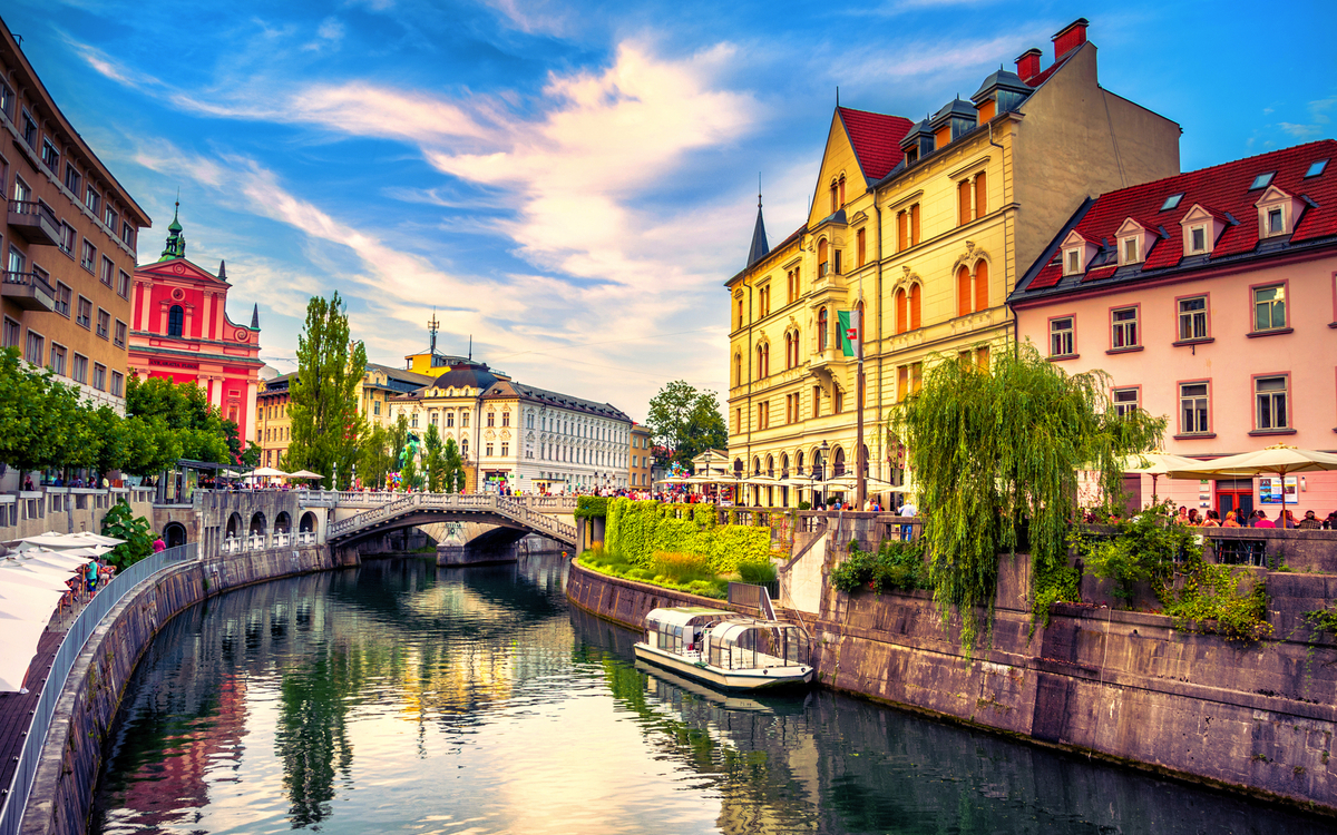 Stadtbildansicht auf dem Ljubljanica-Kanal in der Altstadt von Ljubljana - © gatsi - stock.adobe.com