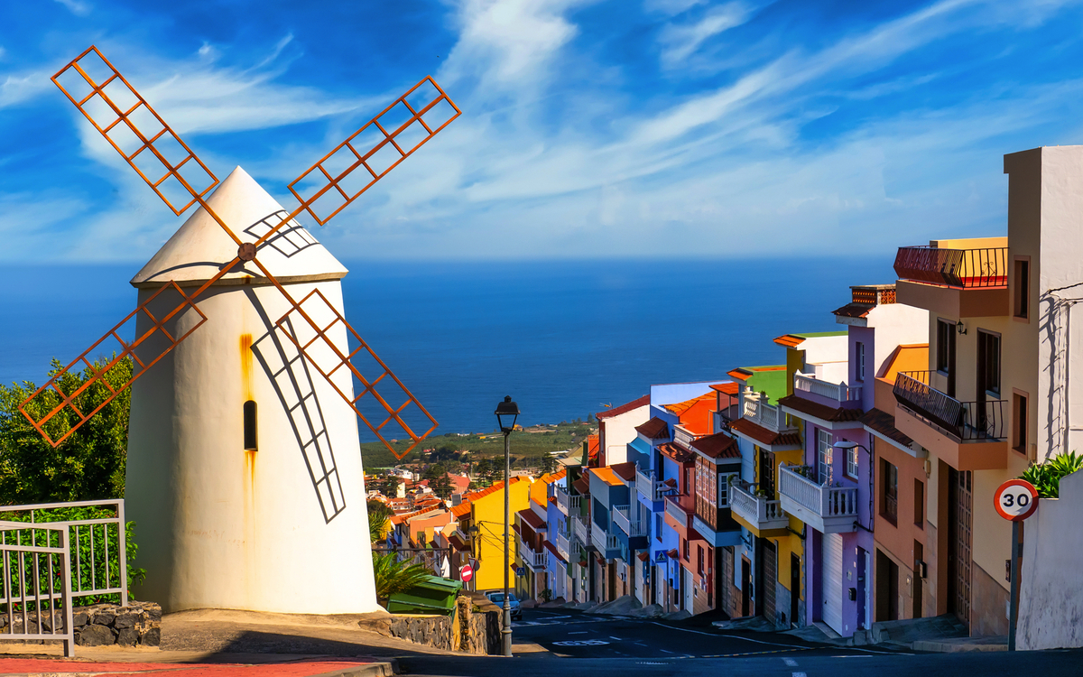 Teneriffa mit Windmühle - © Comofoto - stock.adobe.com