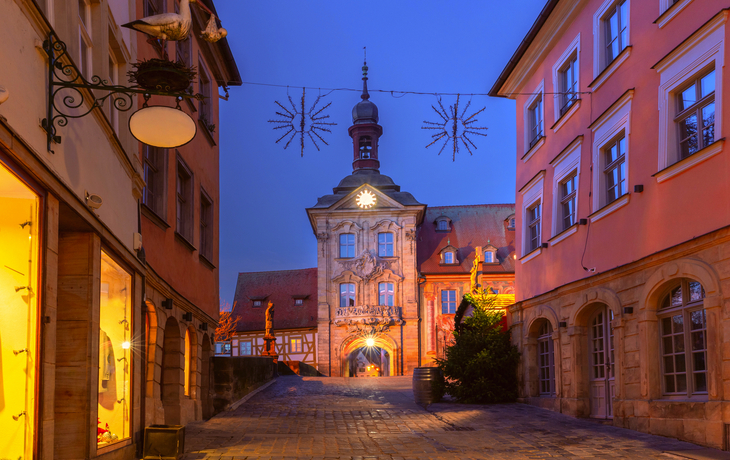 © Kavalenkava - stock.adobe.com - Altes Rathaus in der Altstadt von Bamberg im Advent