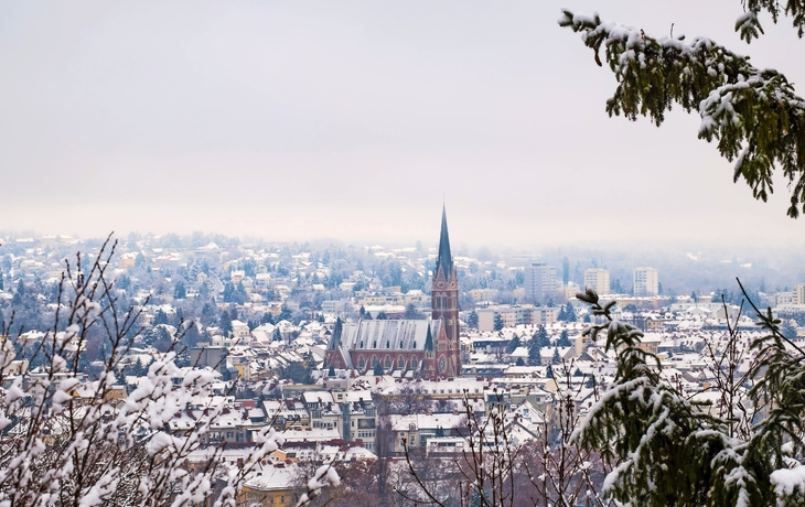 Blick vom Schlossberg in Graz zur Herz-Jesu-Kirche im Winter, Österreich - © photoflorenzo - stock.adobe.com