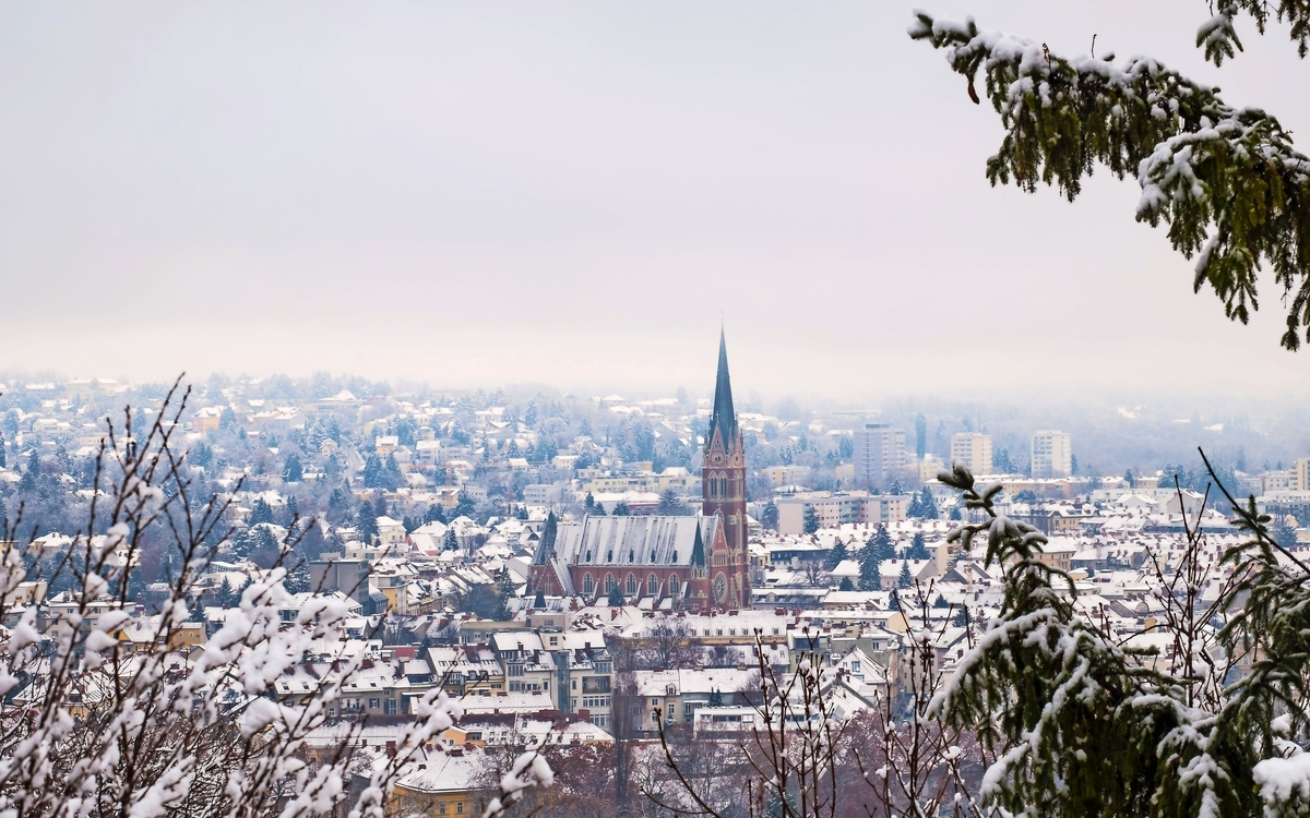 Blick vom Schlossberg in Graz zur Herz-Jesu-Kirche im Winter, Österreich - © photoflorenzo - stock.adobe.com