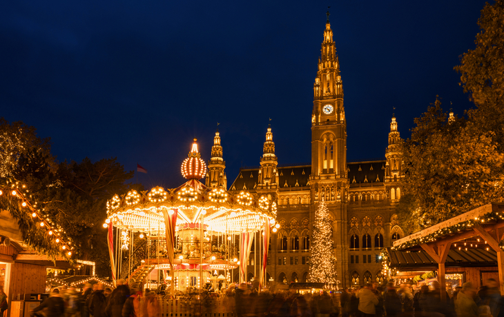 Karussell am Rathausplatz zur Weihnachtszeit - © larairimeeva - stock.adobe.com